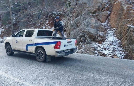 Antalya’da yayla yollarında tuzlama çalışması
