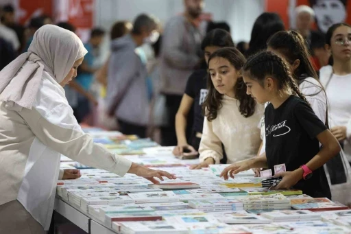 Antalya Kitap Fuarı’na ilk günden yoğun ilgi
