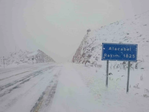 Antalya - Konya karayolunda kar yağışı etkili oldu
