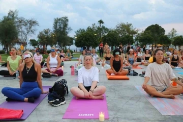 Antalya’nın dünyaca ünlü Konyaaltı sahilinde yoga yaptılar
