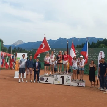 Antalyalı Zeynepsu’dan, İşitme Engelliler Avrupa Tenis Şampiyonası’nda gümüş madalya
