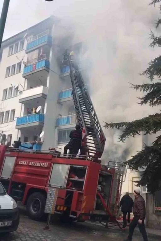 Apartmanda çıkan yangın paniğe neden oldu
