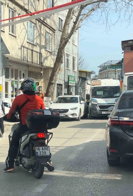 Aracı yola bırakıp gitti, metrelerce araç trafiği oluştu
