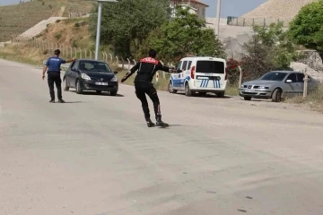 Aracını polislerin üzerine sürdü, hızla ters yola girip böyle kaçtı
