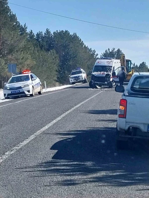 Ardahan’da ambulans kaza yaptı: 3 yaralı
