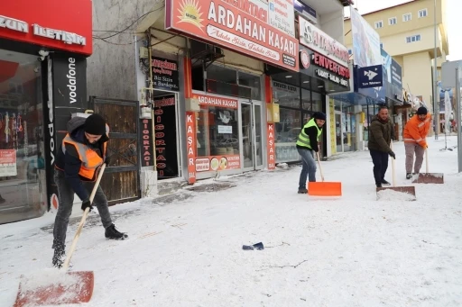 Ardahan’da karla mücadele ekipleri aralıksız çalışıyor
