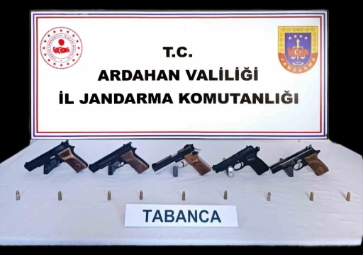 Ardahan’da otomobilde 5 adet ruhsatsız tabanca ele geçirildi
