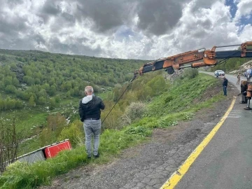 Ardahan’da virajı alamayan tır şarampole yuvarlandı
