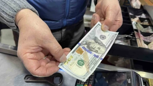 Arnavutköy’de bir şahıs sahte dolarla alışveriş yapıp para üstü aldı
