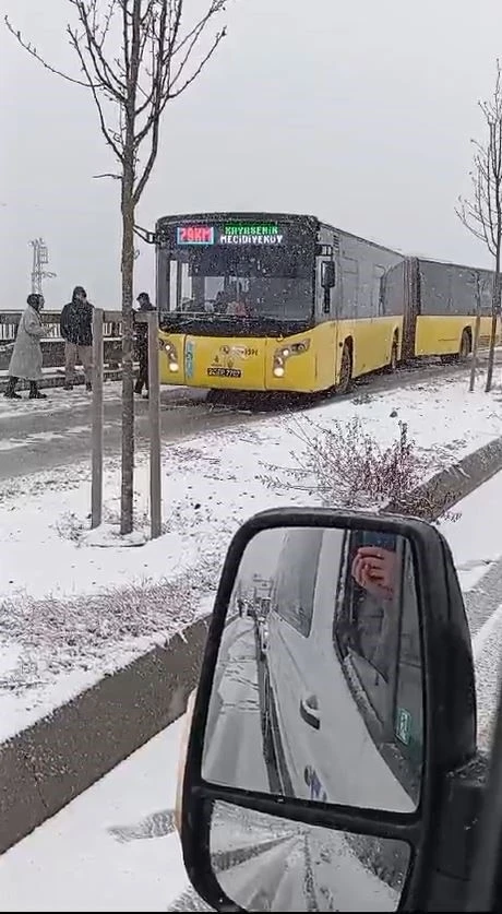 Arnavutköy’de İETT otobüsü yolda kaldı
