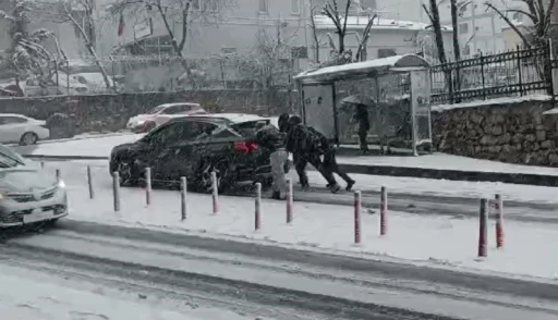 Arnavutköy’de kar yağışında araçlar yolda kaldı, kazalar meydana geldi
