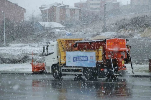 Arnavutköy’de karla mücadele çalışmaları aralıksız sürüyor
