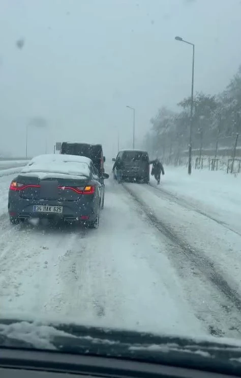 Arnavutköy’de yolda kalan bir araç halat yardımıyla kurtarıldı
