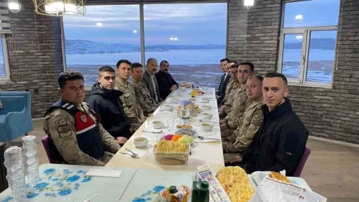 Arpaçay Kaymakamı Akköz, iftarda jandarma ile buluştu
