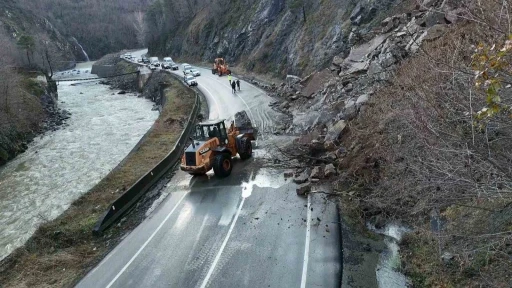 Artvin’de heyelan sonrası Borçka-Hopa karayolu yeniden ulaşıma açıldı
