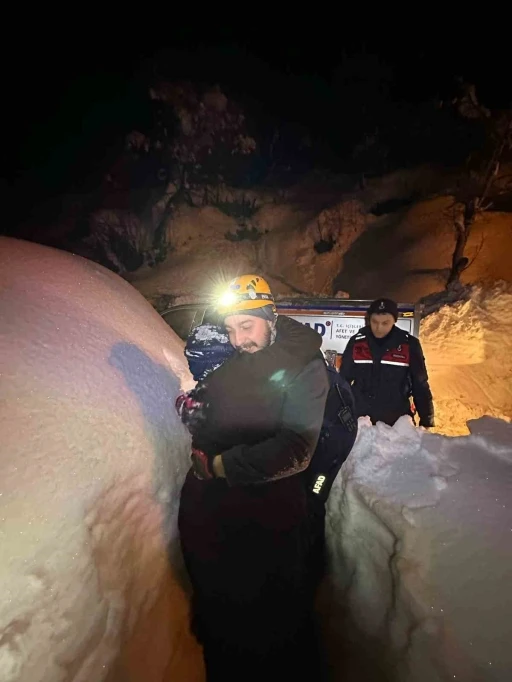 Artvin’de kar nedeniyle çökme tehlikesi olan evde yaşayan yaşlı çift kurtarıldı
