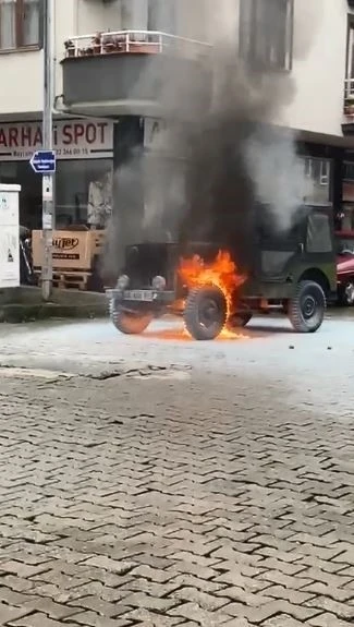 Artvin’de seyir halinde motoru alev alan cip yandı
