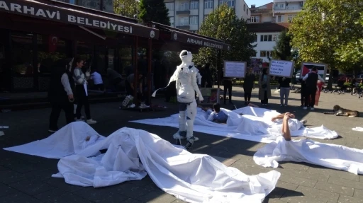 Artvin’de üniversite öğrencilerinden Filistinli çocuklar için kefenli protesto
