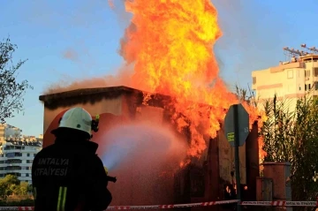 Aşırı yüklenmeyi kaldırmayan trafo alev alev yandı
