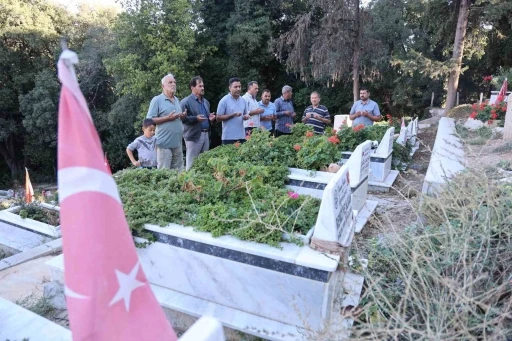 ’Asrın felaketi’nde 500’e yakın insanın hayatını kaybettiği mahallede depremin gerçekliğini mezarlık gösteriyor
