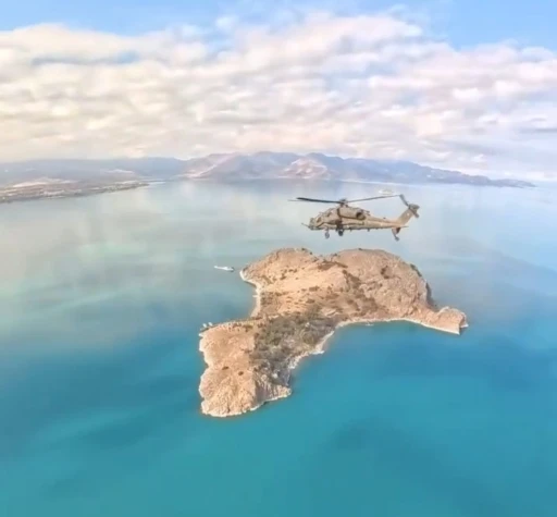 Atak helikopterin kamerasından Van Gölü  ile Akdamar Adası
