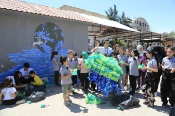 Atık maddelerden deniz kaplumbağası ve flamingo heykeli yaptılar
