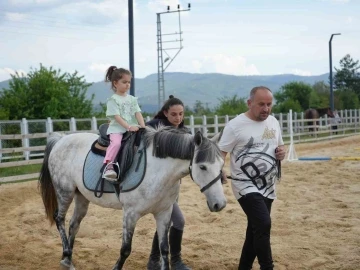 Atlarla dolu hem çocuklara umut oluyor hem de şehir stresini unutturuyor
