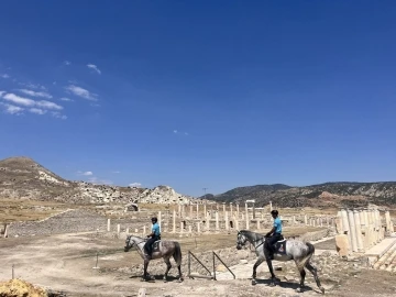 Atlı jandarma timi Tripolis’te devriye gezdi
