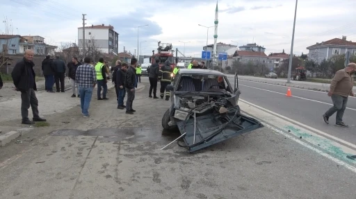 Aydınlatma direğine çarpan Fiat Tofaş hurdaya döndü: 2 yaralı
