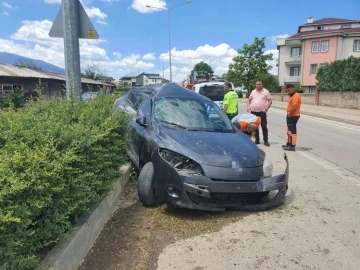 Aydınlatma direğine çarpıp devrildi
