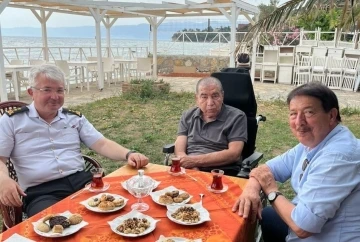 Ayvalık’ın efsanevi Başkanı Ahmet Tüfekçi’ye İl Jandarma Komutanı Alkan’dan anlamlı ziyaret
