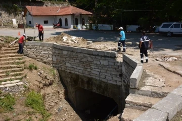 Babadağ Belediyesi Yardan Çayında çevre düzenlemesi yapıyor
