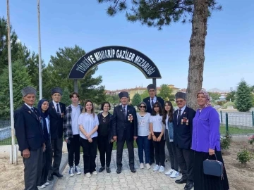 Babasının silah arkadaşlarını görünce gözyaşlarına hakim olamadı
