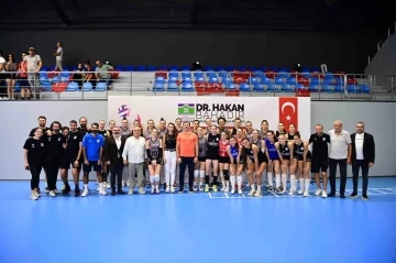 Bahçelievler’de Cumhuriyet Kupası Kadınlar Voleybol Turnuvası başladı
