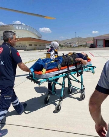 Bahçesaray’da düşerek yaralanan şahıs helikopterle Van’a sevk edildi
