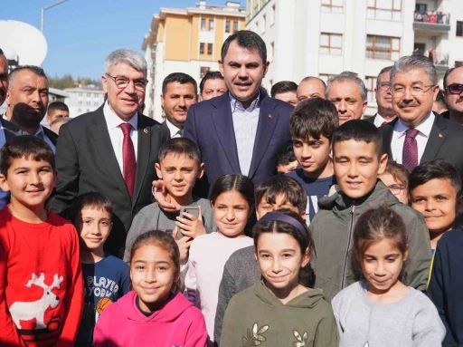 Bakan Kurum Osmaniye’de depremzede ailenin yeni evine konuk oldu
