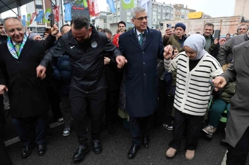 Bakan Memişoğlu, vatandaşlara balık ekmek dağıttı
