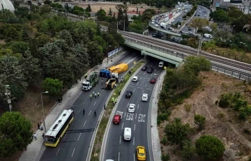 Bakırköy’de alt geçide çarpan tır İETT otobüsünün üzerine devrildi 8 yaralı
