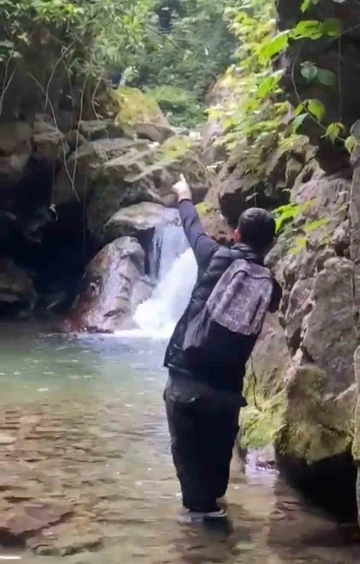 Balık için gittiği derede ayı ile karşılaştı
