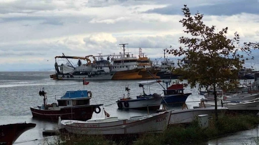 Balıkçı tekneleri şiddetli dalga ve fırtına yüzünden limanlara sığındı
