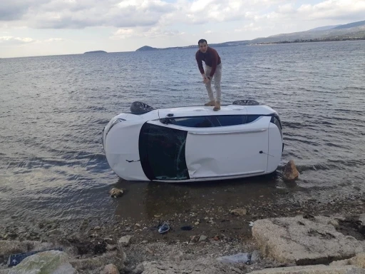 Balıkesir’de virajı alamayan otomobil takla atarak denize düştü
