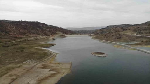 Barajlardaki su seviyesi düştü, ortaya çıkan adacıklar ve eski yollar kuraklığı gözler önüne serdi
