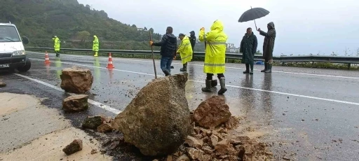 Bartın Cide yolunda kayalar yola düştü
