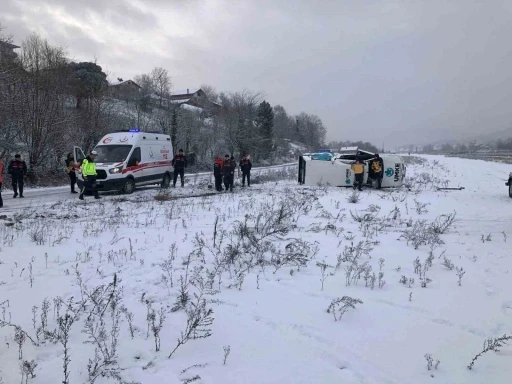 Bartın’da yardıma giden UMKE aracı buzlu yolda devrildi: 1 yaralı
