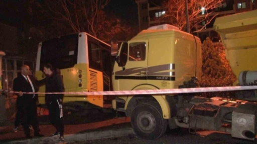 Başakşehir’de kontrolden çıkan İETT otobüsü park halindeki kamyona çarptı: 1 yaralı
