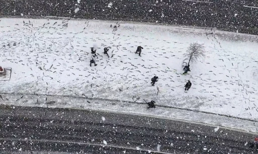 Başakşehir’de öğrencilerin kar sevinci havadan görüntülendi
