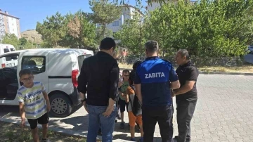 Başıboş köpekler yolda yürüyen çocuklara saldırdı
