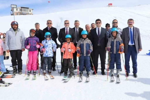 Başkan Demirli, kilim atölyesi ve kayak merkezini ziyaret etti
