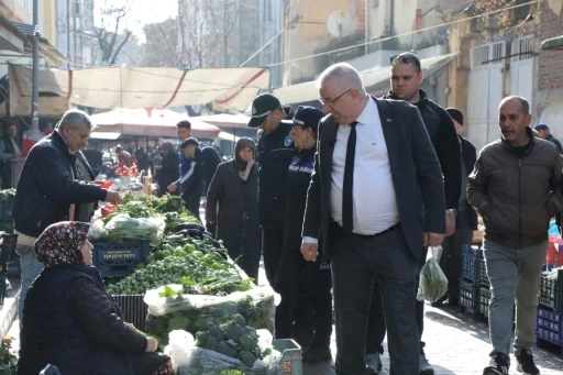 Başkan Ertaş Çarşamba Pazarında esnafı ziyaret etti
