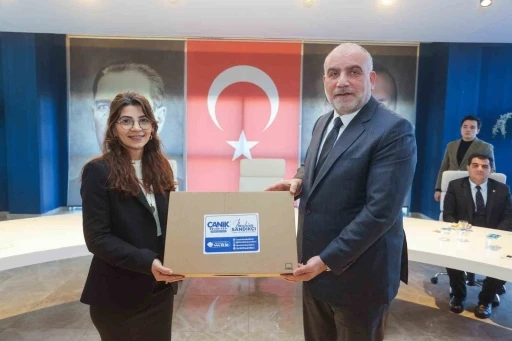 Başkan İbrahim Sandıkçı’dan öğretmenlere laptop
